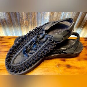 KEEN UNEEK LEATHER SANDALS